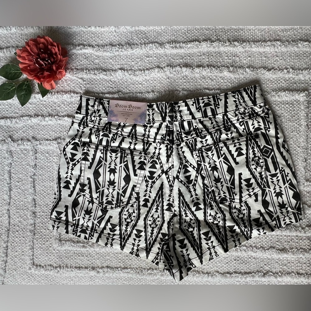 BOOM BOOM JEANS Tribal Pattern Shorts- Size 7 - Picture 6 of 7